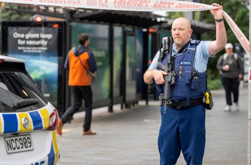 In Auckland hat ein Mann zwei Menschen erschossen. Die Polizei war mit einem Großaufgebot vor Ort. Foto: AFP/DIEGO OPATOWSKI