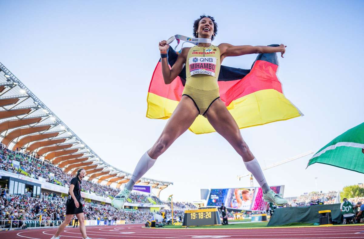 Malaika Mihambo macht Luftsprünge vor Glück: Die Heidelbergerin ist wieder Weltmeisterin im Weitsprung.
