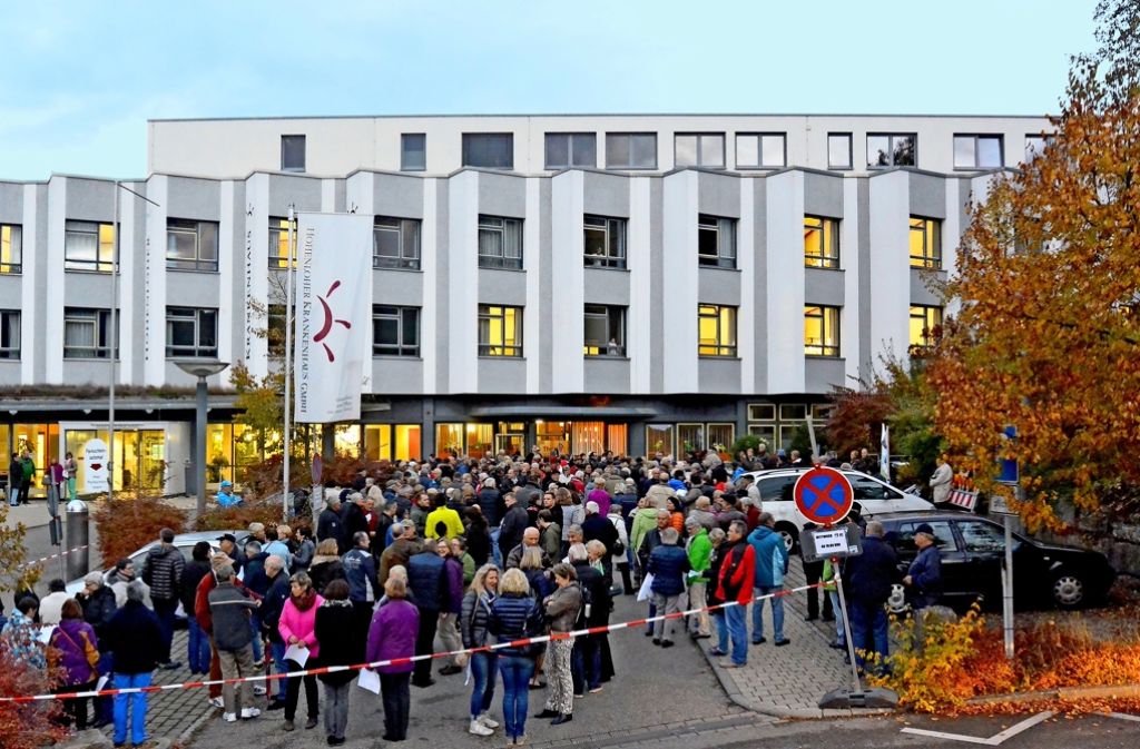 Rund 500 Bürger haben sich vor der Klinik in Künzelsau versammelt – die geplante Schließung hat potenzielle Patienten und das Personal auf die Straße getrieben. Foto: Tanja Kurz