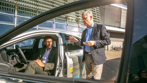 Im September 2023 präsentierten OB Matthias Klopfer (links) und Walter Czarnetzki das Wasserstofffahrzeug. Foto: Roberto Bulgrin/Archiv