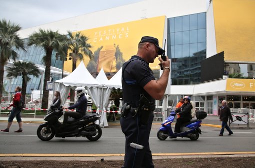 Hohe Sicherheitsvorkehrungen für die Stars von Cannes: Polizist vor dem Festivalpalast Foto: AP