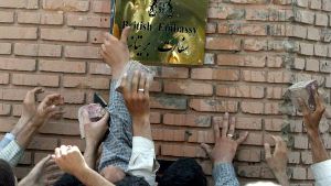 Aus Protest gegen britische Sanktionen haben iranische Studenten das Gelände der britischen Botschaft in Teheran gestürmt.  Foto: dpa