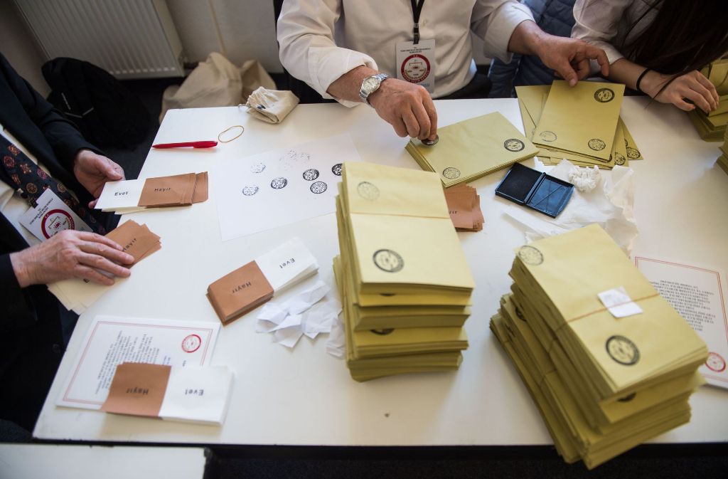 Wahlzettel und Umschläge für das türkische Referendum liegen in Stuttgart in einem Wahllokal auf einem Tisch.