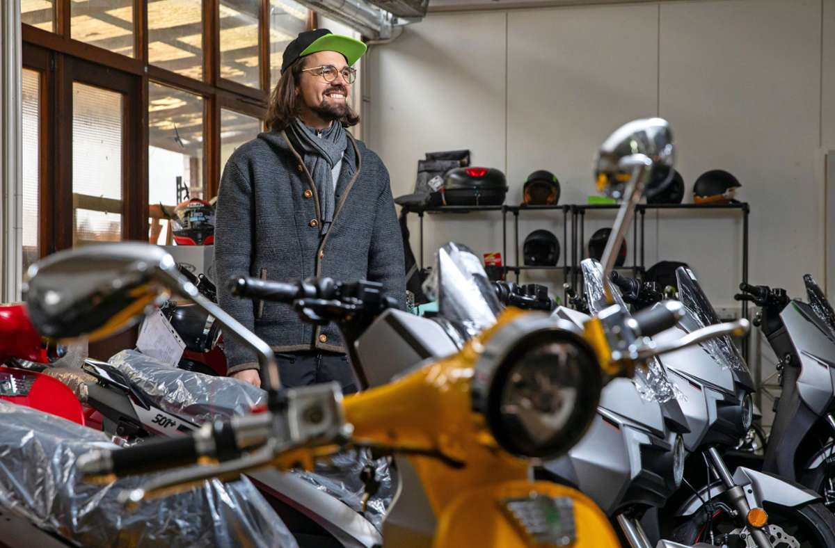 Oliver Buck bietet in Kernen elektrisch angetriebene Roller und Fahrräder in verschiedenen Modellen und Größen an