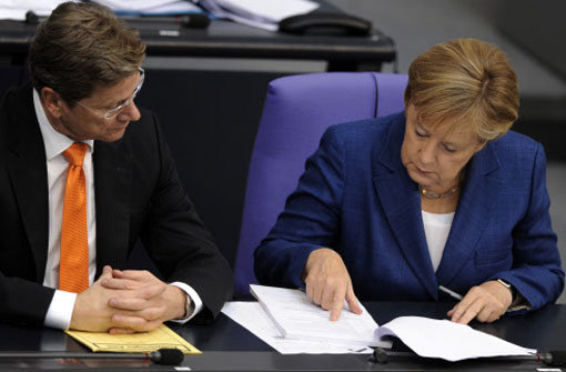Bundeskanzlerin Angela Merkel (CDU) und Aussenminister und Vizekanzler Guido Westerwelle (FDP), am Donnerstag im Bundestag in Berlin. Foto: dpa