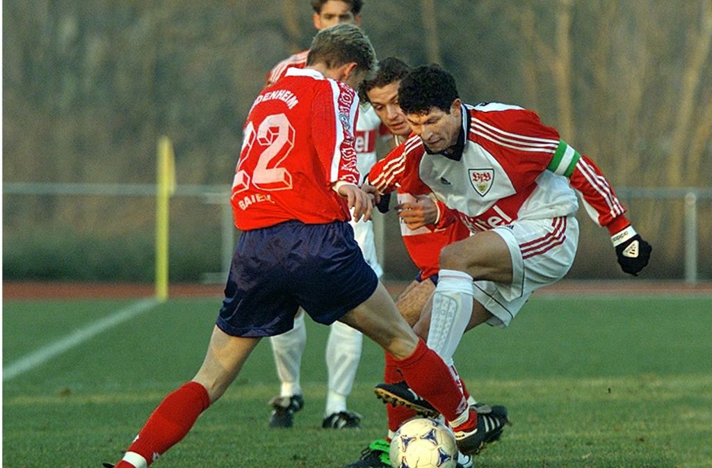 Auch als der 1. FC Heidenheim noch der Heidenheimer SB war, gab es Testspiele. Hier (im Jahr 2000) kämpft Krassimir Balakov gegen Stephan Baierl um den Ball.