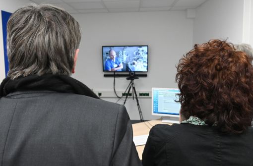 Die Politiker Manne Lucha und Petra Krebs (Grüne) überzeugen sich in Ludwigsburg von der Funktionsweise der Telemedizin. Foto: Werner Kuhnle