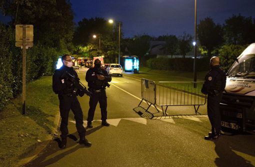 Polizisten sperren den Tatort in der Nähe von Paris ab. Die Politik spricht bei der Ermordung eines Lehrers in der Nähe von Paris inzwischen von einem Terrorakt. Foto: AFP/ABDULMONAM EASSA