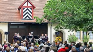 Die fünf Musiker des Strohgäu-Brass-Quintetts musizieren  vor voll besetzten Reihen – und das Wetter spielt glücklicherweise auch mit. Foto: factum/Granville