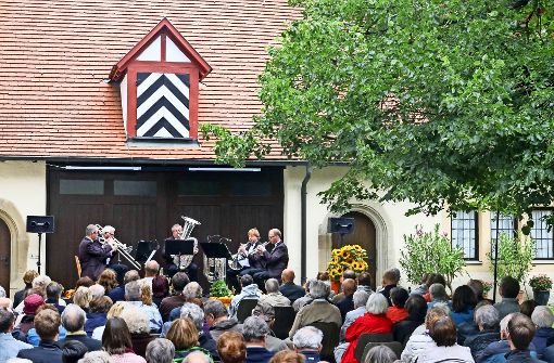 Die fünf Musiker des Strohgäu-Brass-Quintetts musizieren  vor voll besetzten Reihen – und das Wetter spielt glücklicherweise auch mit. Foto: factum/Granville
