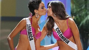 Bei der Wahl zur Miss Universe in Miami hat die Kolumbianerin Paulina Vega (rechts, mit Miss Jamaica Kaci Fennell) den Sieg davongetragen. Foto: dpa