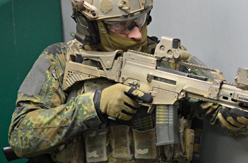 Ein Soldat der Bundeswehr trainiert mit einem G36-Sturmgewehr von Heckler & Koch. Foto: dpa/Franziska Kraufmann
