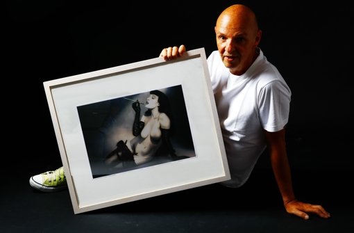 Norbert Nieser begibt sich in die  Dita-von-Teese-Pose. Das Bild war vor zehn Jahren, also 2005, in seiner Galerie ausgestellt. Foto: privat