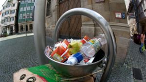 In der Esslinger Altstadt stapelt sich der Müll. Foto: Ines Rudel