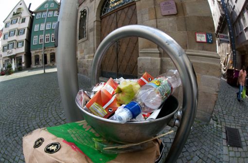 In der Esslinger Altstadt stapelt sich der Müll. Foto: Ines Rudel