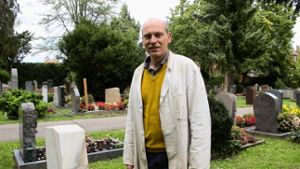 Heinz Blaschke möchte die Bürger in Gaisburg stärker auf den Friedhof aufmerksam machen. Foto: Malte Klein