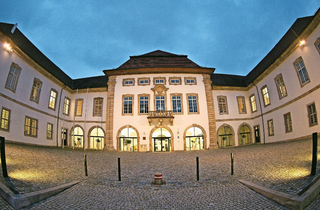 Im zweiflügeligen Barock-Bau in der Ritterstraße  tagte einst der Magistrat der Stadt Esslingen. Heute  hat dort das Amtsgericht seinen Sitz.