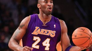 Das Trikot, das Kobe Bryant beim letzten Auswärtsspiel seiner Basketball-Karriere trug, ist jetzt versteigert worden. Foto: AKPhoto/ImageCollect