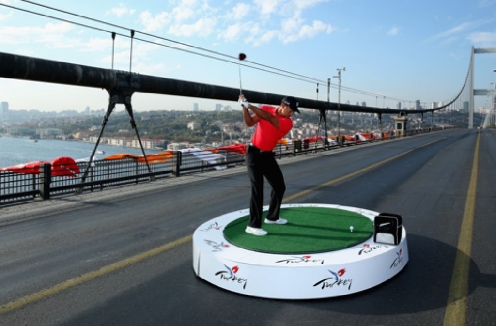 Tiger Woods schlug in Istanbul einen Golfball von Asien nach Europa.