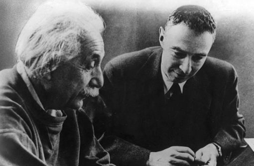 Wissenschaftler unter sich: Albert Einstein mit Robert Oppenheimer (rechts), schätzungsweise im Jahr 1947. Foto: imago/United Archives/imago stock&people