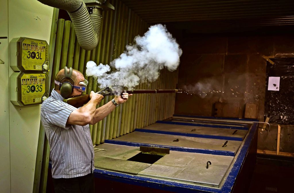 Viel Rauch um einen alten Mord: der Waffenexperte des Landeskriminalamts Volker Schäfer demonstriert, wie man vor  200 Jahren ein Gewehr abgefeuert hat.