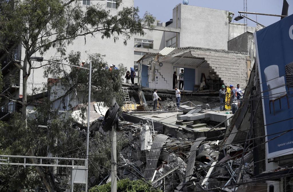 Rettungskräfte und Freiwillige suchen am Dienstag in den Trümmern eines eingestürzten Hauses in Mexiko-Stadt (Mexiko) nach dem Erdbeben in der mexikanischen Hauptstadt.