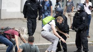 Die Polizei in Berlin geht mit Härte gegen unangemeldete Demos von Querdenkern vor. Die überrennen die Beamten immer wieder. Foto: dpa/Fabian Sommer