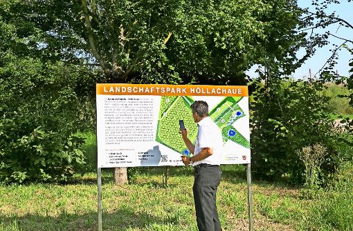 Jürgen Kiesl prüft den QR-Code an  der neuen Landschaftspark-Tafel Foto: Horst Rudel