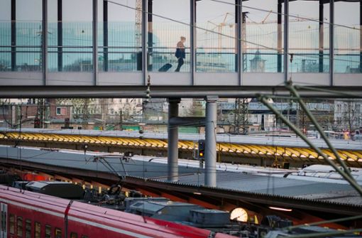 Am Ulmer Hauptbahnhof sprang ein Mann auf einen abfahrenden Zug auf. (Symbolbild) Foto: imago/Jürgen Ritter