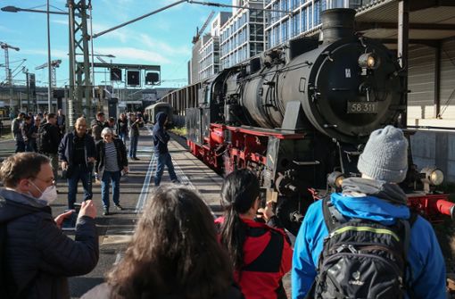 Eine Dampflokomotive begeisterte Besucher am Stuttgarter Hauptbahnhof. Foto: Lichtgut/Leif Piechowski/Leif Piechowski