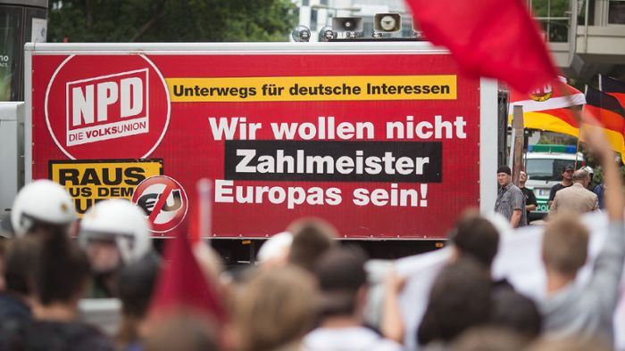 Demo gegen NPD-Aktion in Stuttgart