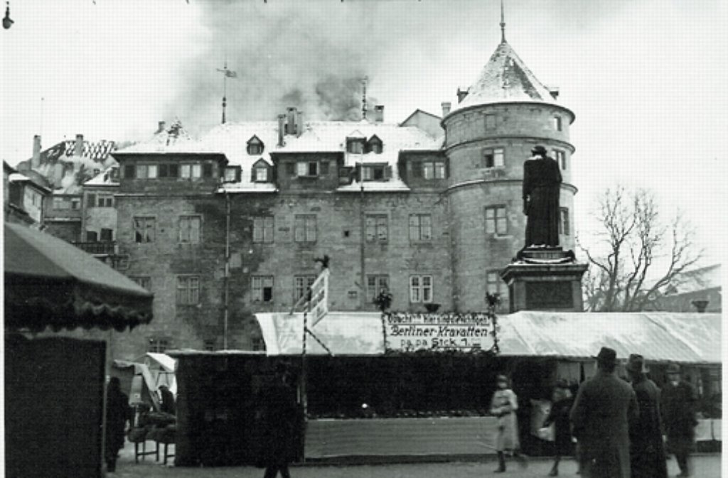 Ausgerechnet während des Weihnachtsmarkts im Winter 1931 brennt das Alte Schloss.