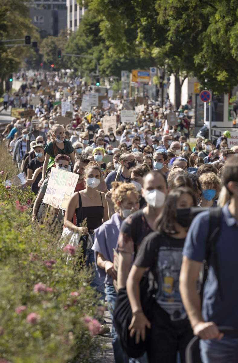 Allein in Stuttgart ziehen am Freitag mehrere tausend Demonstranten durch die Stadt.