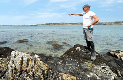 Der Polizist Lars Mack zeigt sein künftiges Revier: In der Gezeitenzone vor der Insel Colonsay liegen die Austernbänke, die er abfischen will. Foto: Martin Tschepe