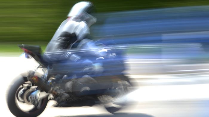 Motorradfahrer kracht in stehendes Auto
