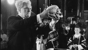 Ende einer Odyssee: Der Bildhauer Gustinus Ambrosi legt den Schädel Haydns 1954 feierlich in den Sarg. Foto: akg-images/Erich Lessing