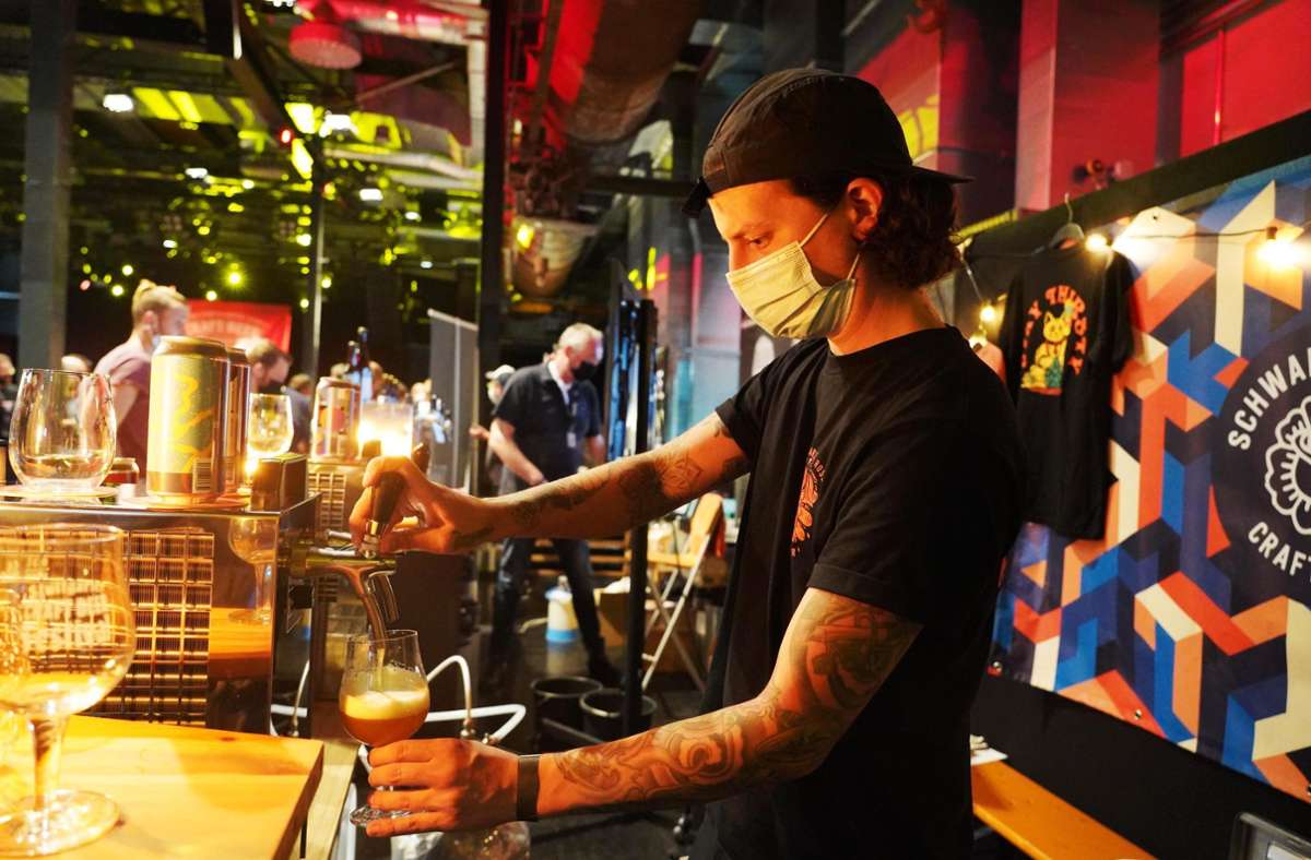 Nur Hipster trinken Craft Beer? Das ist vorbei. Immer mehr Menschen bevorzugen handwerklich gebrautes Bier und kurze Lieferwege. Foto: Andreas Rosar Fotoagentur Stuttgart