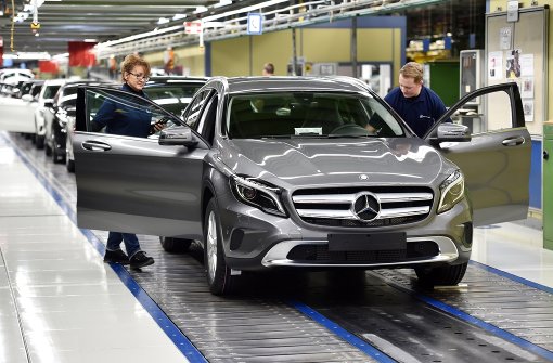 Der Stuttgarter Autobauer Daimler will nach der Aufforderung des US-Justizministeriums zu einer internen Überprüfung für Abgaswerte externe Anwälte im Unternehmen ermitteln lassen. Foto: dpa