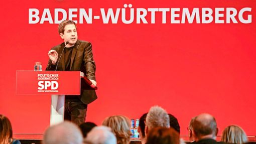 Kevin Kühnert warnt leidenschaftlich vor der Gefahr für die Demokratie durch die extreme Rechte und erntet von den SPD-Mitgliedern jubelnde Standing-Ovations. Foto: Simon Granville