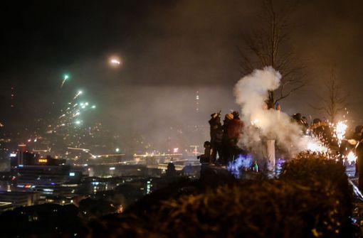 Blick in den Kessel: Eine recht klare Nacht erlaubte einen freien Blick auf das Feuerwerk in Stuttgart. Foto: dpa/Christoph Schmidt