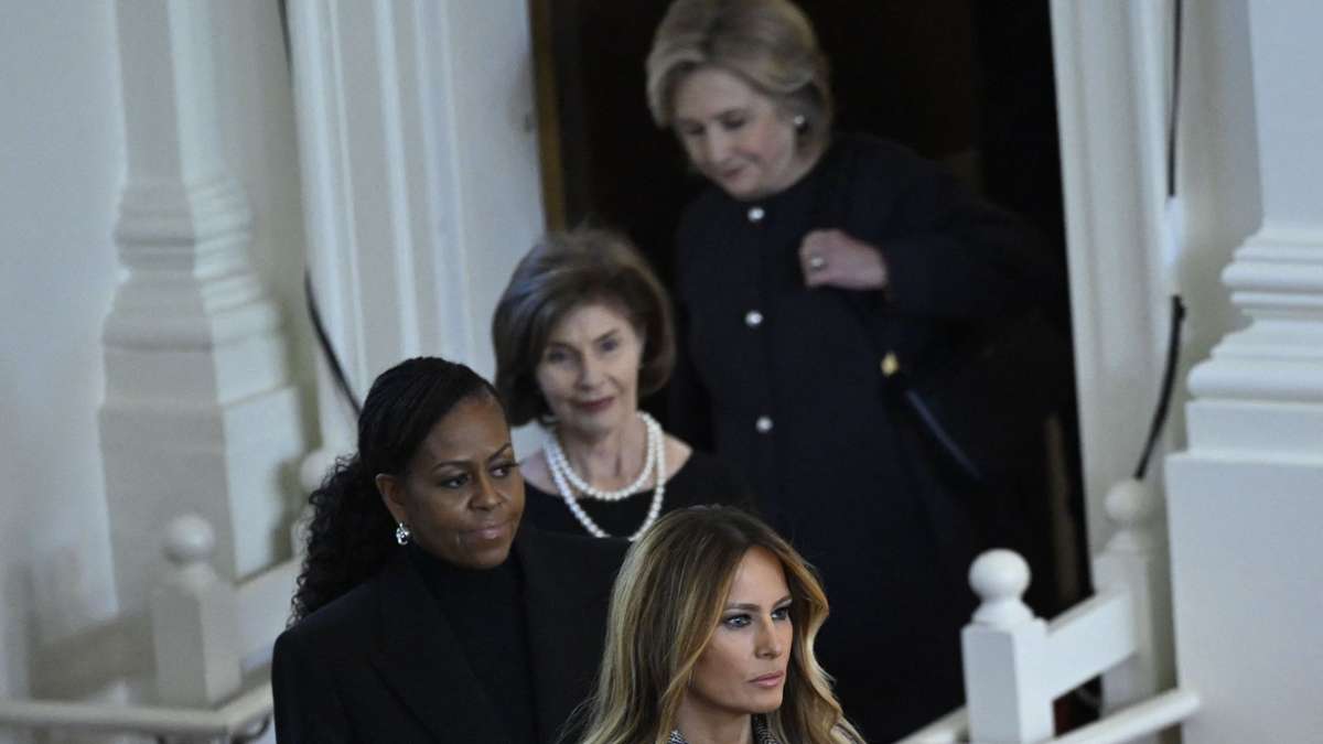 Ein seltenes Bild der Eintracht (von hinten): Hillary Clinton, Laura Bush, Michelle Obama und Melania Trump. Nur Jill Biden, die aktuelle First Lady, fehlt auf diesem Foto.