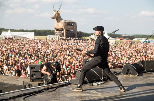 Beim Auftritt von Flogging Molly 2017 – eine der vielen Bands, die regelmäßig auf den großen Festivalbühnen spielen. Foto: imago images/HMB-Media/Matthias Kimpel