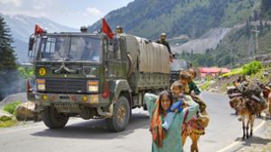 Nach der Eskalation  patrouillierte am Mittwoch  ein indischer  Armee-Konvoi in dem Grenzgebiet. Foto: AP/Mukhtar Khan