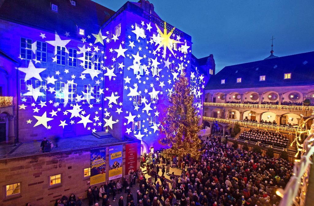 Der Weihnachtsmarkt ist im Innenhof des Alten Schlosses feierlich und mit Sternenglanz eröffnet worden.