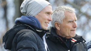 Zuschauer bei einem Regionalligaspiel des VfB II: Trainer Hannes Wolf (li.), Präsident Wolfgang Dietrich Foto: Baumann