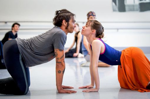 Eine Begegnung auf Augenhöhe: So sehen Jason Reilly und Elisa Badenes ihre Rollen in der Ballettkomödie von John Cranko. Foto: Roman Novitzky