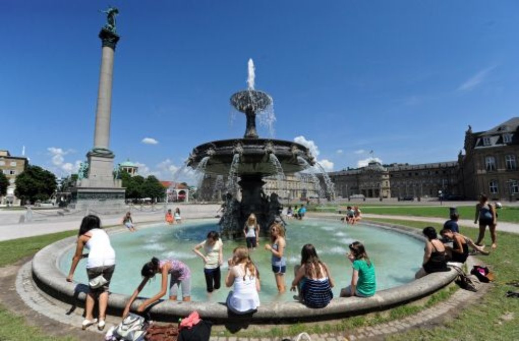 Jugendliche fühlen sich wohl in Stuttgart: Nicht nur im Sommer und nicht nur auf dem Schlossplatz. Foto: dpa