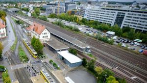 Die Fläche südöstlich der Gleise (rechts im Bild) soll ein Treffpunkt für die Bürger und Beschäftigten werden. Foto: Archiv Lichtgut/Achim Zweygarth