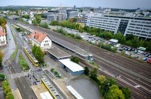 Die Fläche südöstlich der Gleise (rechts im Bild) soll ein Treffpunkt für die Bürger und Beschäftigten werden. Foto: Archiv Lichtgut/Achim Zweygarth