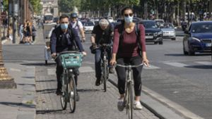In Teilen von Paris müssen Menschen auch im freien ab Montag Masken tragen. Foto: AP/Michel Euler